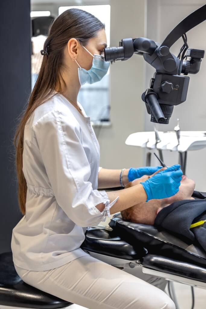 leczenie kanałowe pod mikroskopem